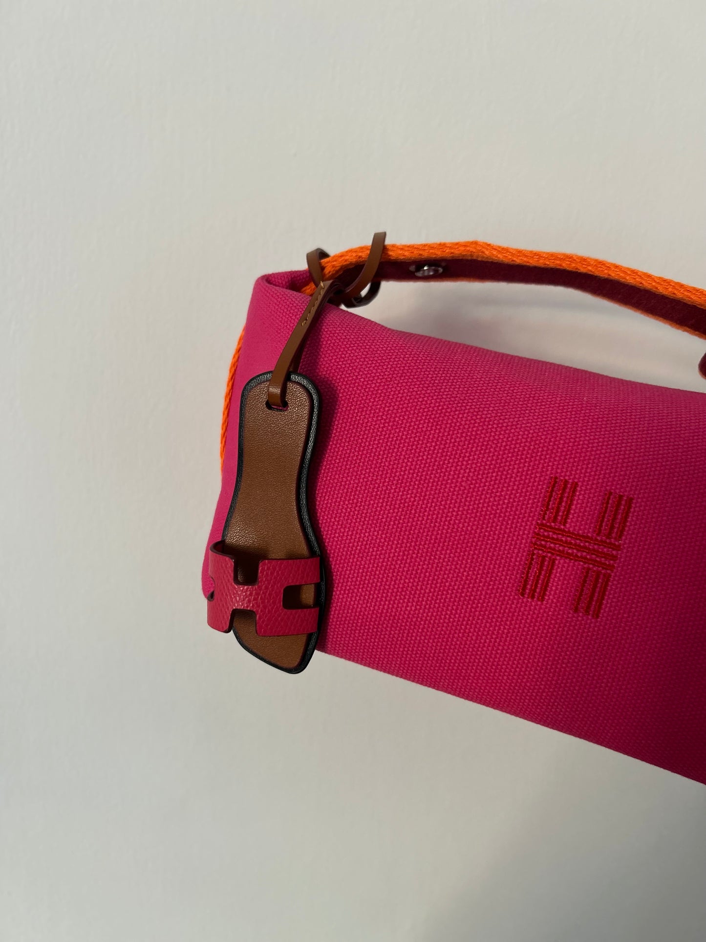 H sandal charm hot pink